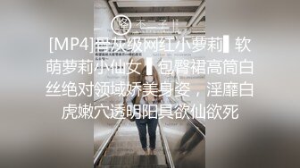 齐肩发瓜子脸黑丝长腿美少妇露脸带个指套手指