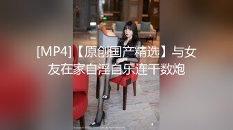 邻居家三姐妹和她妈妈洗澡全部被我偷拍,回家对着三姐妹一人撸了一发 (4)