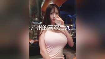 小巧苗条大学生美女在情趣酒店穿上开档丝袜高跟 紧身显身材鸡动看的是热血沸腾，胖男压上去不停冲刺娇吟