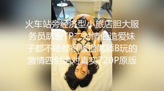 旅游区女厕全景偷拍多位美女不敢坐半蹲着尿