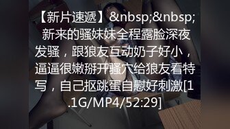 风韵犹存的少妇颜值还不错跟大哥玩的好敞亮，互动狼友撩骚听指挥，舌吻让大哥深喉草嘴舔乳头，沙发上爆草