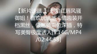 3P前后艹骚熟女，阿姨两个大叔强暴，按住偷口暴吞精！