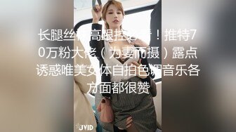 韵味十足的美少妇，巨乳吊钟奶乳晕很大，岔开大腿露出白虎穴不停的揉搓