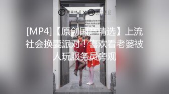 [MP4/ 1.43G] 纹身女郎被约到酒店里面大战双男，露脸交插嘴特写多阴毛蝴蝶逼鲍鱼揉搓阴蒂吃逼