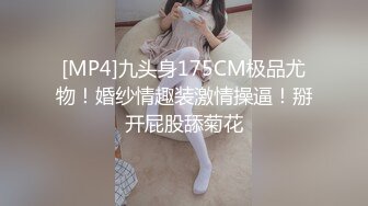 校花级清秀小美女苗条美腿跨坐在腿上搂住脖子亲吻，极品翘臀啪啪抽送碰撞后入操