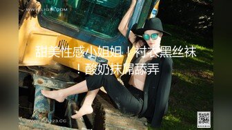 带有微小尖头山雀的华丽女郎喜欢吮吸和他妈的一个巨大的阴茎