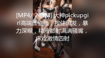 [MP4]大眼睛网红美女！撩起短裙展示美腿！外表甜美骚的很，跳蛋震穴黄瓜捅菊花，真是小骚货