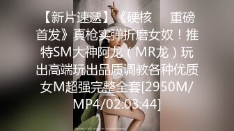 长裙靓女和男友开心逛街。一次性透明内内前后CD