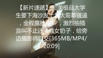 窗户缝偷窥对面楼的美女洗澡刮毛