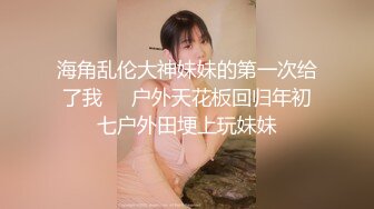 黑丝露脸极品萝莉小少妇激情大秀3P被两个大哥玩弄抽插，口交大鸡巴让大哥压在身下无套爆草射逼上，精彩刺激