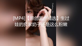 中性美、短发气质女T,气场很足,双性恋,男女通吃,抚摸小穴流汁液