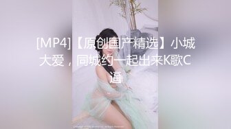 商场女厕全景偷拍美女职员的多毛小黑鲍