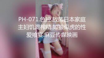 【OnlyFans】OF极品女神 Naomiii 付费福利，后备箱的专属礼物，打卡景点外拍，极品大屁股 26