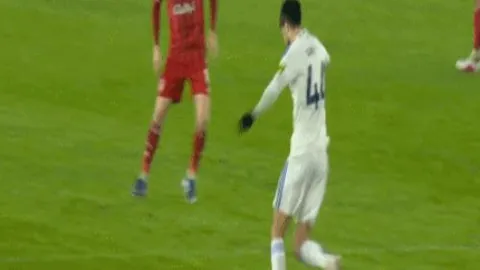 “切尔西1-0击败埃弗顿，若日尼奥点球破门戈弗雷不幸受伤”